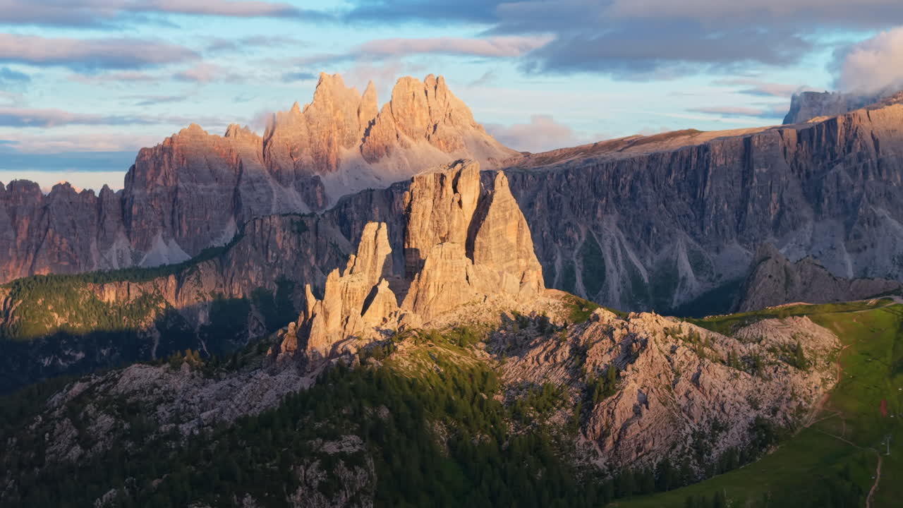 Vista aerea del gruppo montuoso delle Cinque Torri nelle Dolomiti italiane durante un colorato tramonto