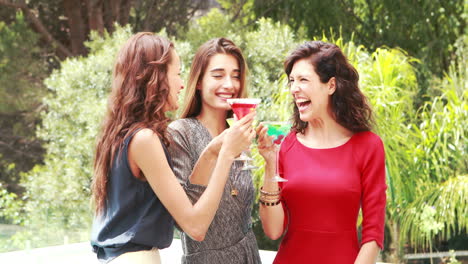 mujeres atractivas tomando una copa al aire libre