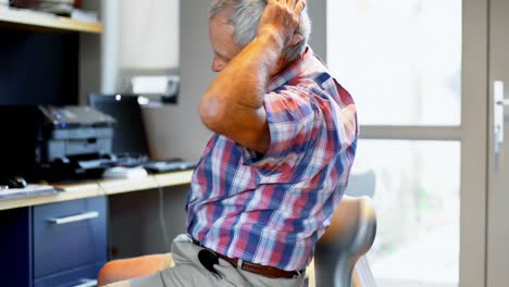 hombre mayor haciendo ejercicio en la silla 4k