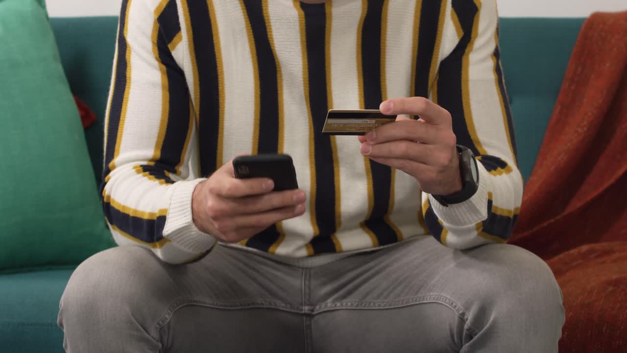 hombre caucásico haciendo compras en línea