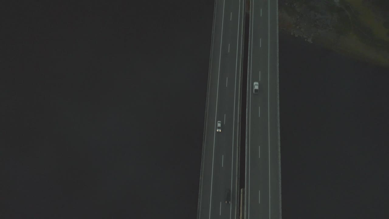 타모이오스 도로 위의 경치 좋은 드론