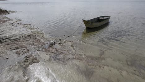 阿爾巴尼亞斯卡達爾湖 (lake skadar) 上的無人機,在前景中是一艘古老的木船,在不同平面上的水位上超越它