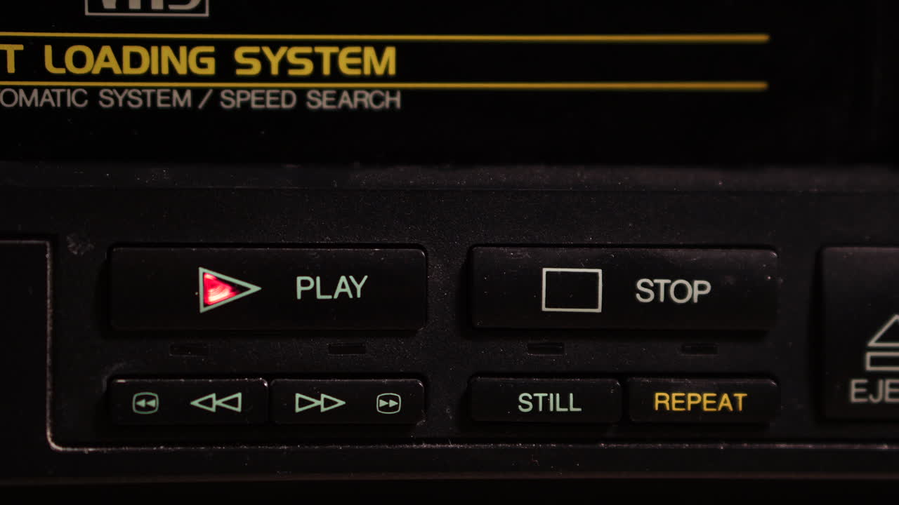 insertando la cinta de video vhs y presionando el botón de reproducción en el vcr, cerrar