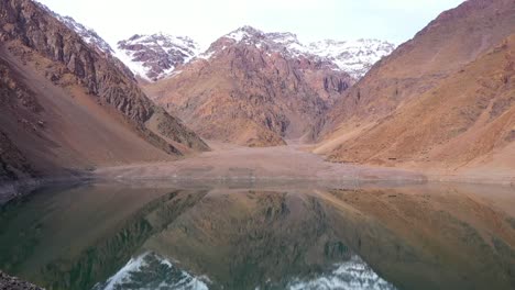 presenciar el flujo y reflujo de los recursos hídricos, desde los ríos abundantes hasta los lechos secos de los ríos, aumentando la conciencia sobre los desafíos hídricos de nuestro planeta