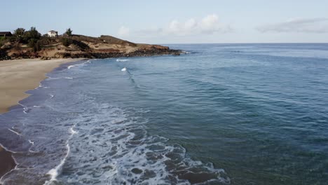 Excelente-Toma-Aérea-Del-Océano-Y-La-Costa-Rocosa-De-Papohaku,-Hawaii