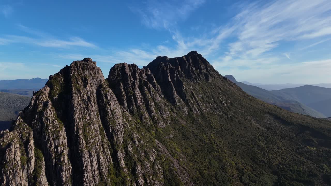 La cima del Cradle Mountain nella regione degli Altipiani Centrali della Tasmania, Australia. Drone aereo in avvicinamento.