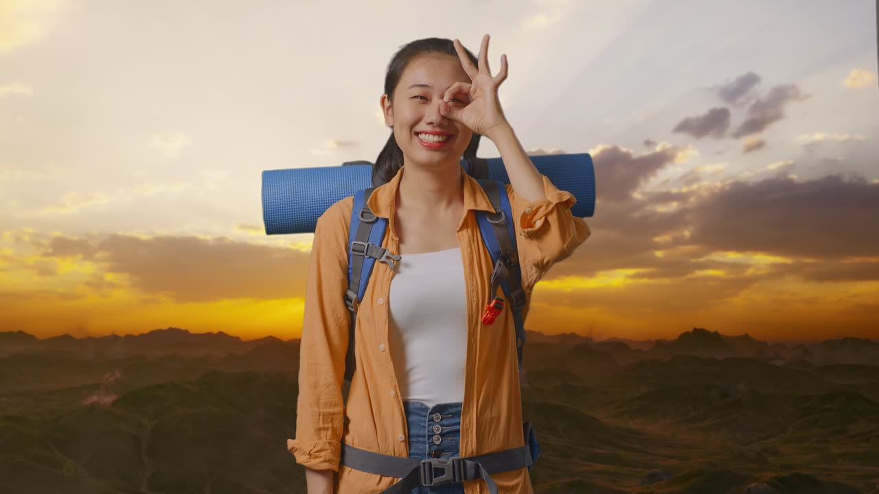 산책 여행 을 하는 행복 한 여자