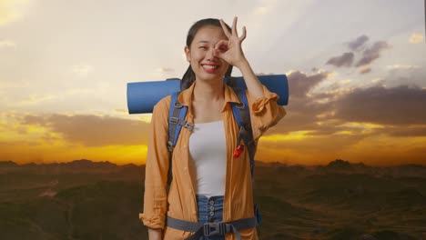 mujer feliz en un viaje de senderismo