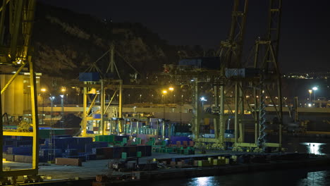 lapso de tiempo del tráfico de contenedores en el puerto industrial de españa por la noche