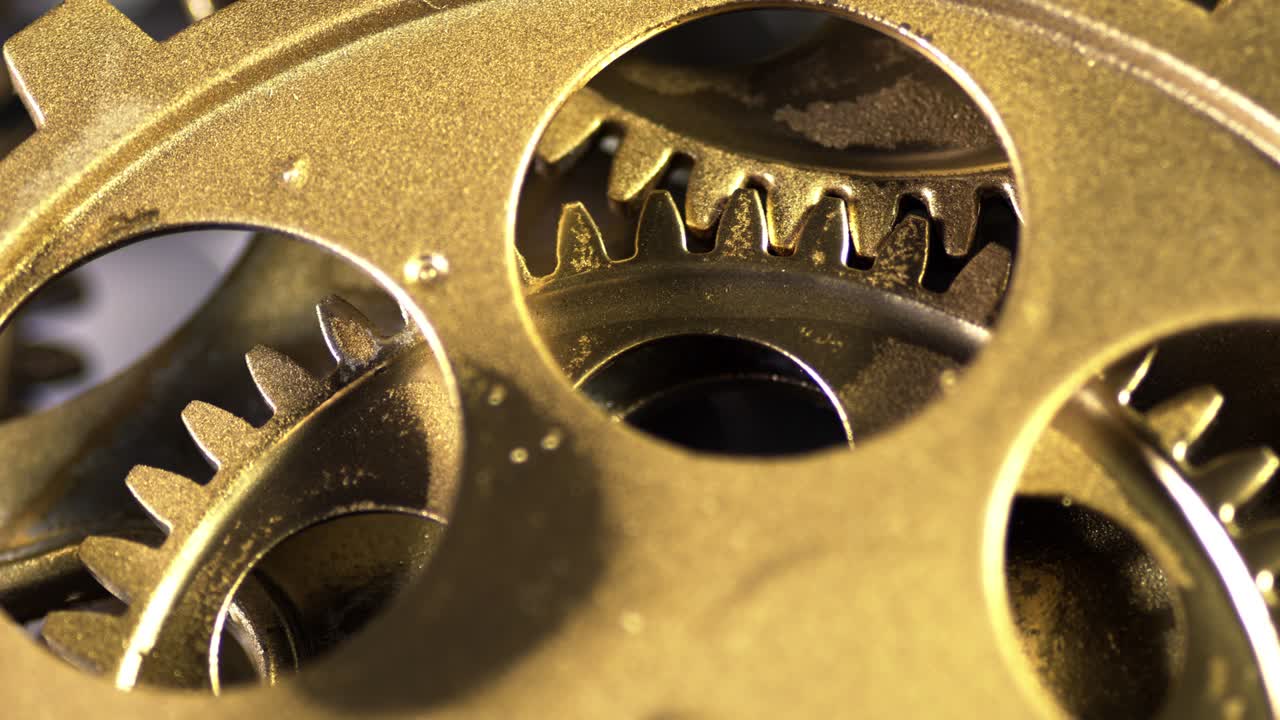 viejos engranajes dorados girando en el mecanismo de trabajo