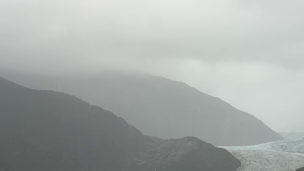 Käsivaralta kuvattu teleobjektiivikuva Mendenhallin uskomattomasta jäätiköstä, joka vetäytyy hitaasti järvestä Tongassin kansallispuistossa, Alaskassa. 4K