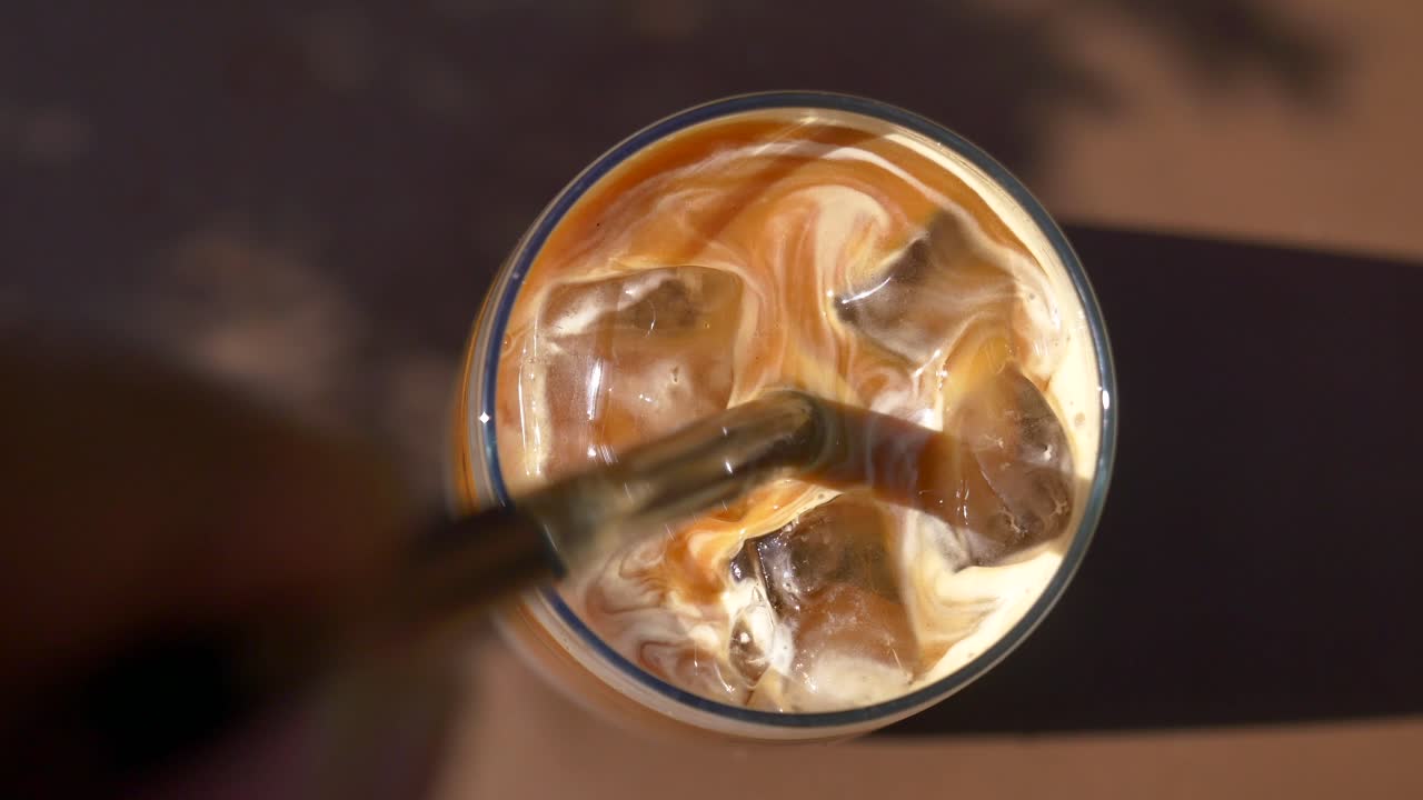 Caffè freddo con cubetti di ghiaccio e cannuccia
