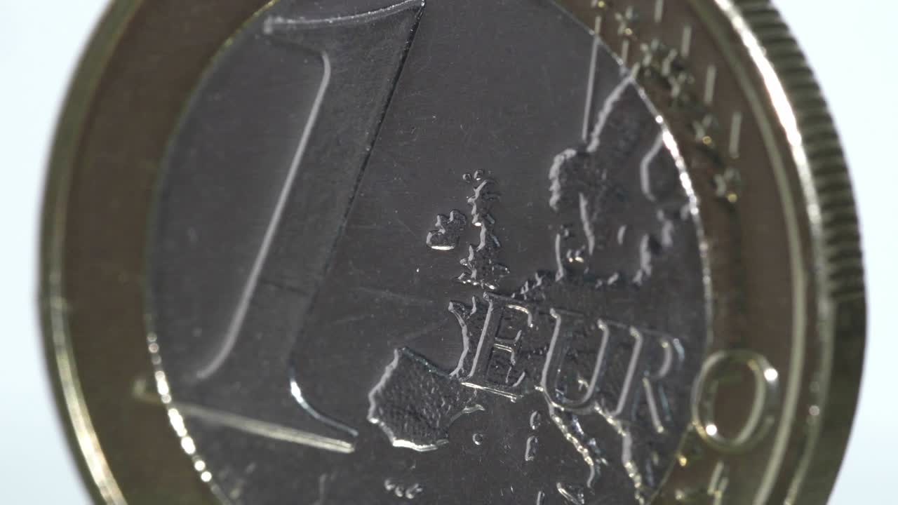 moneda de euro de 4k. fotografía macro de un fondo blanco