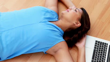 ejecutivo femenino relajándose con las manos detrás de la cabeza en el suelo 4k