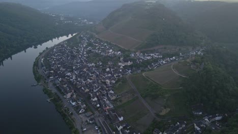 Vista-Panorámica-De-La-Ciudad-De-Klotten-Al-Pie-De-Las-Verdes-Colinas-Y-Viñedos-Cerca-Del-Río-Mosela-En-Alemania