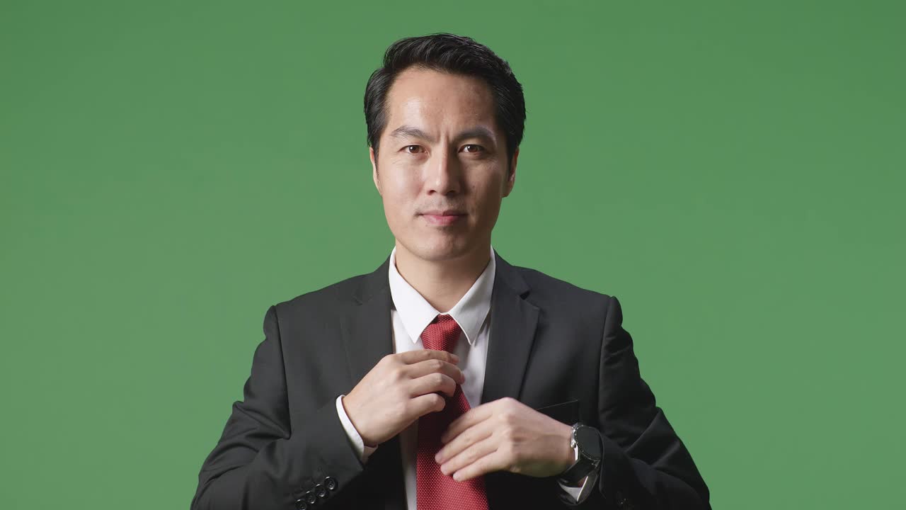 은 타이를 입은 재과 색 클래식 셔츠를 입은 아시아 사업가, 축제 행사, 비즈니스 회의 또는 녹색 스크린 배경의 결혼식 드레싱