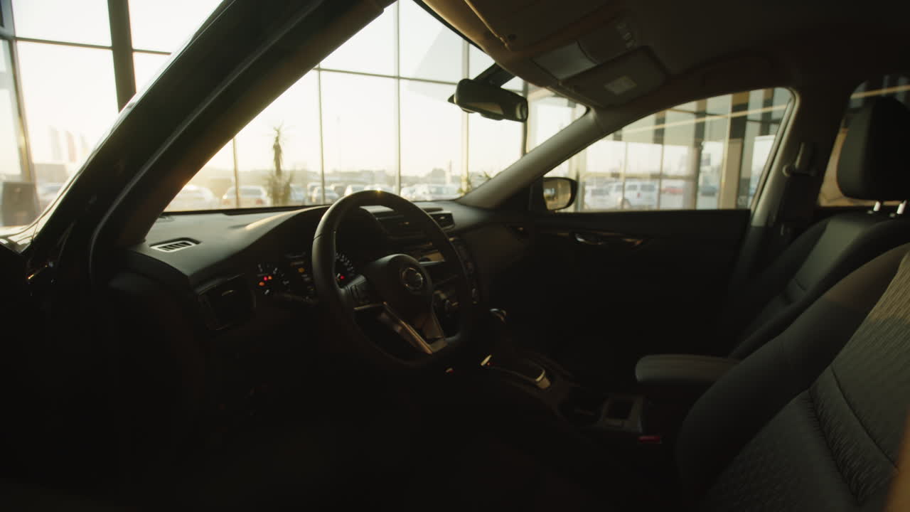 interior de un suv moderno en la sala de exposiciones