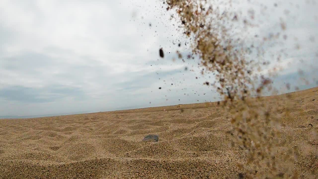 해변에 떨어지는 모래 입자의 입자 흐름