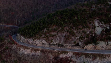 Imágenes-Aéreas-De-Drones-De-Una-Hermosa-Carretera-Escénica-En-Las-Montañas-Apalaches-Durante-El-Otoño-Al-Atardecer-Con-Una-Hermosa-Luz