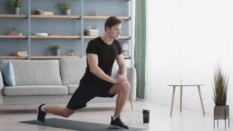 hombre estirándose en casa