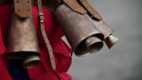 Rebote-En-Cámara-Lenta-De-Campanas-Parte-Del-Traje-Kuker-Búlgaro-Rojo-Durante-Un-Baile-Tradicional-Simbólicamente-Para-Asustar-A-Los-Fantasmas-Del-Bosque-2