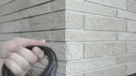 en primer plano fuera de foco como un hombre envuelve cuerdas