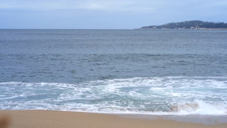 Toma-Estática-De-La-Marea-De-La-Playa-Que-Entra-Y-Sale