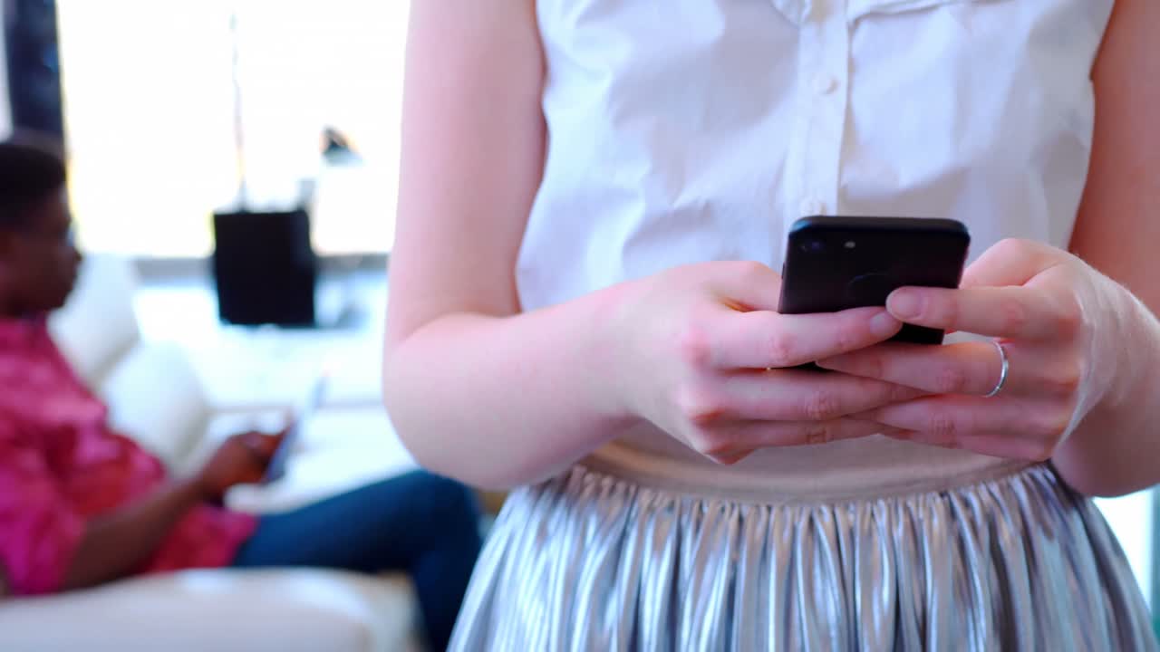 현대 사무실에서 휴대폰을 사용하는 백인 여성 임원 4k