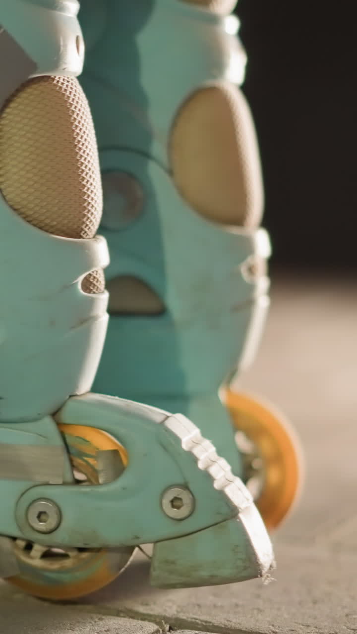 el movimiento y la textura de los patines, enfatizando el ambiente urbano y nocturno y el estilo de vida activo