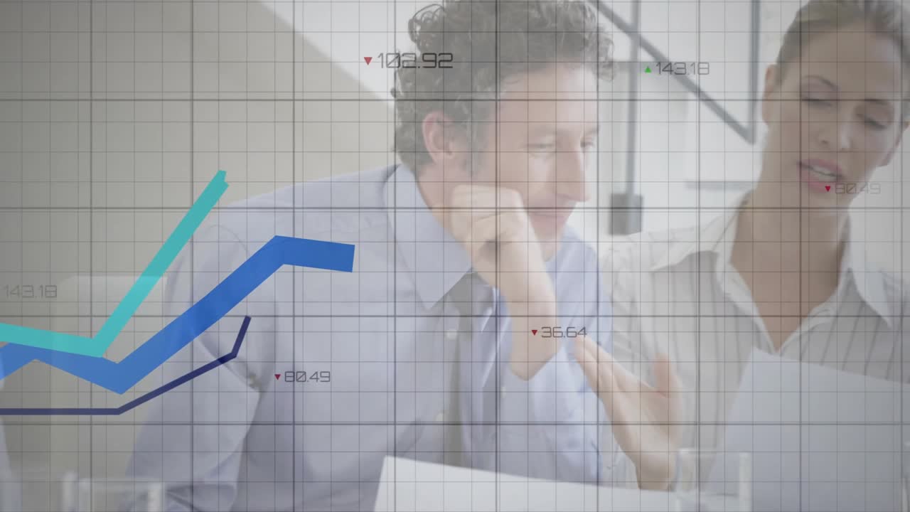 Collega che passa un tablet, avviando grafici a linee animati per il team che esamina i dati aziendali.