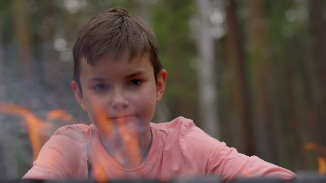 adolescente autista triste quemando fuego en el bosque. concepto de crisis de la adolescencia