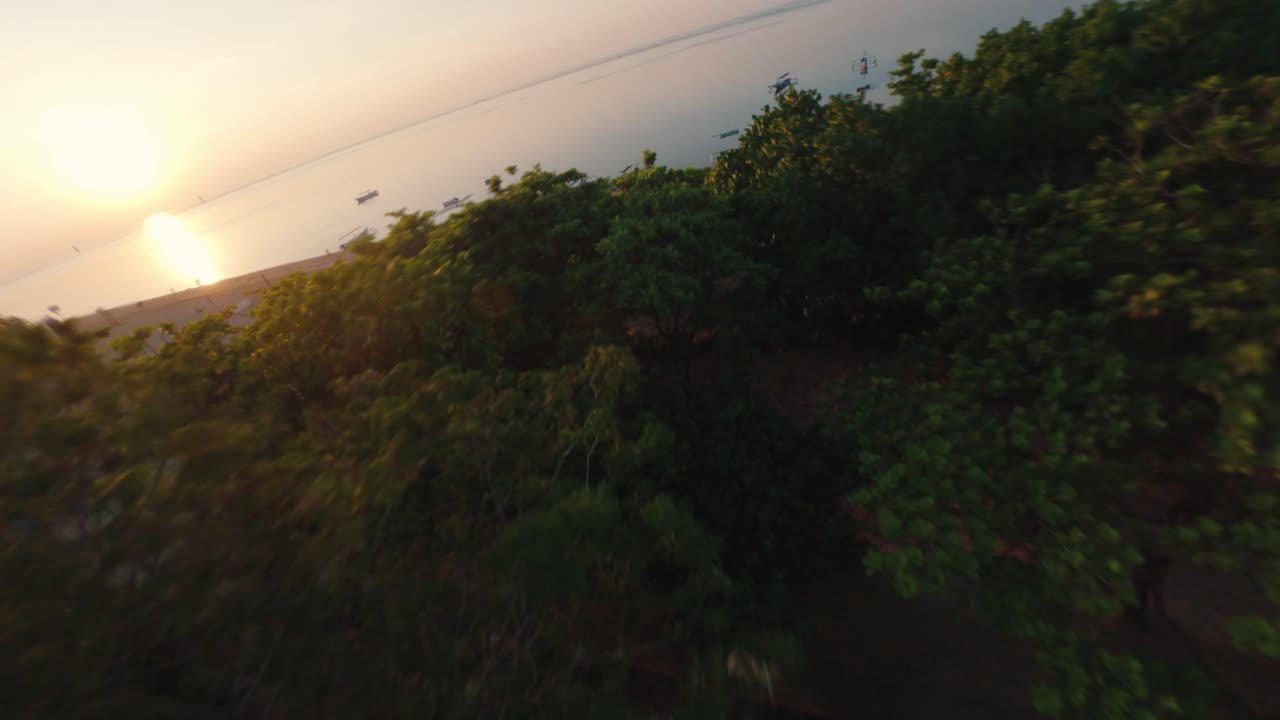 fotografía fpv de la playa de sanur antes del atardecer, bali