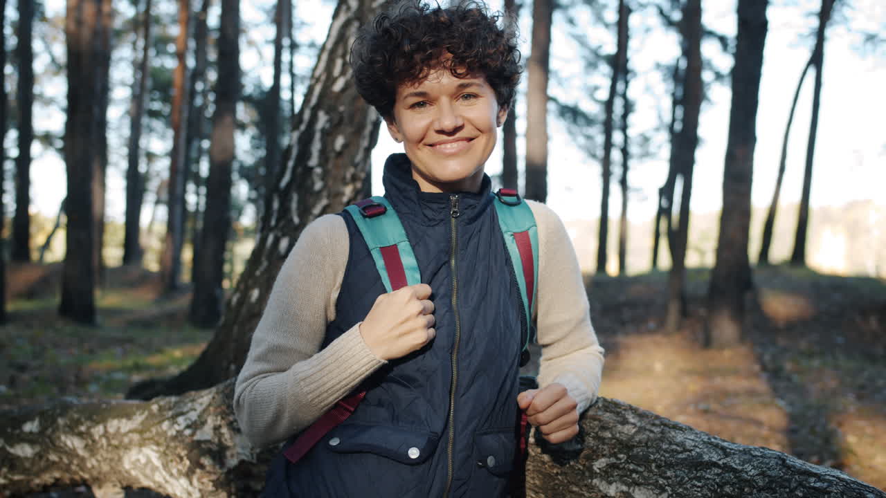 mujer caminando en un bosque