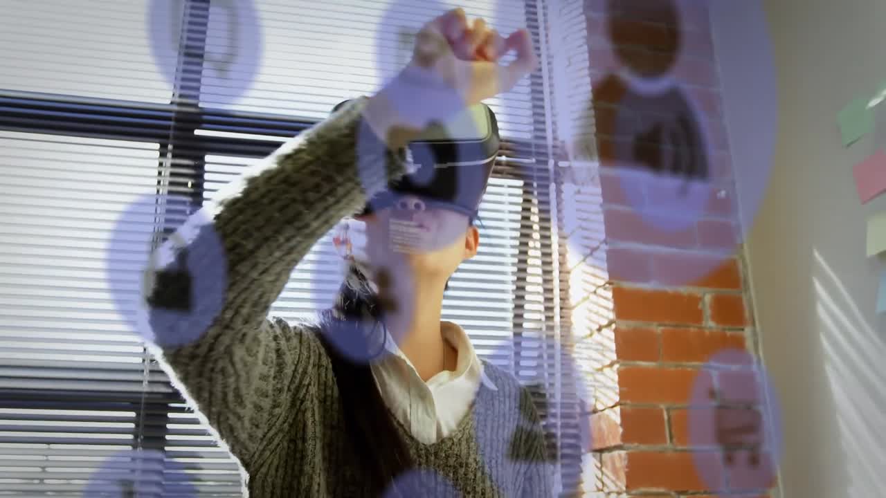 사무실에서 vr 헤드을 착용한 아시아 여성에 대한 디지털 아이콘과 데이터 처리의 애니메이션