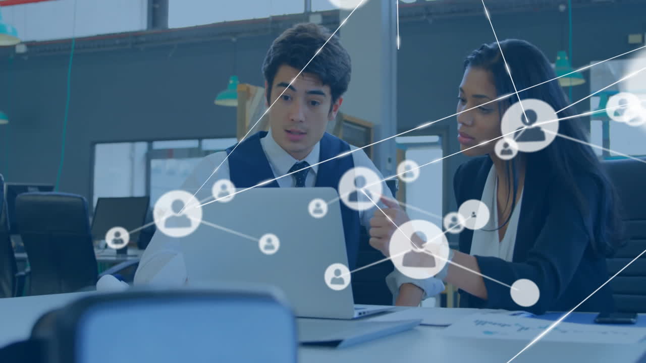 사무실에서 일을 논의하는 다양한 동료들에 대한 아이콘과의 연결 네트워크의 애니메이션