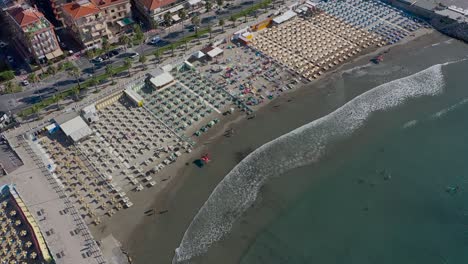 Drohne,-Die-über-Einen-Strand-In-Andora,-Ligurien-Absteigt