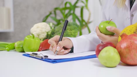 dieta vegetal. el nutricionista ofrece una dieta saludable de verduras y frutas.