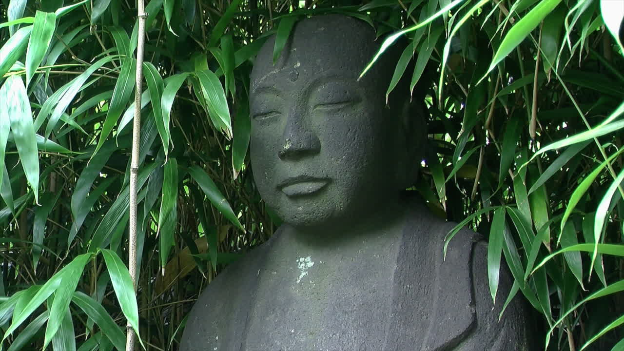 대나무로 둘러싸인 지장보살의 중간 샷