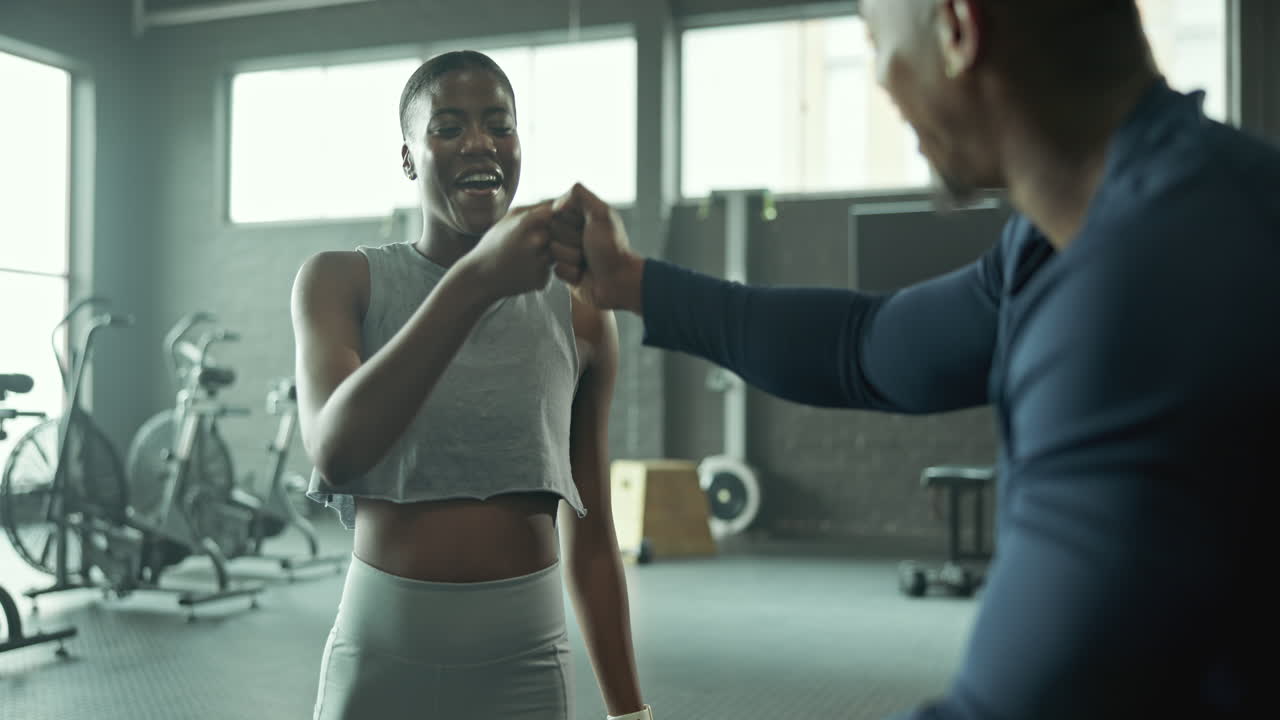 mujer trabajando con entrenador personal en el gimnasio