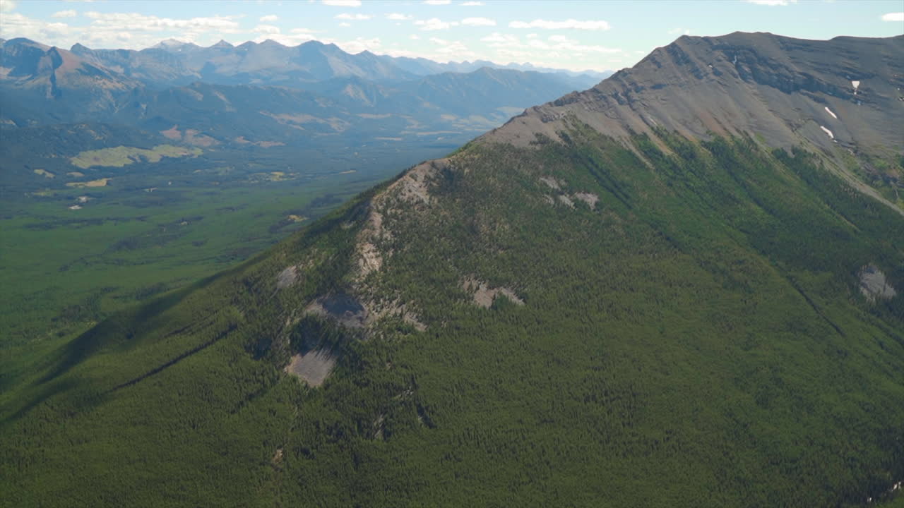 un emocionante recorrido en helicóptero por las montañas rocosas canadienses, impresionantes vistas aéreas de picos nevados, glaciares, ríos y bosques