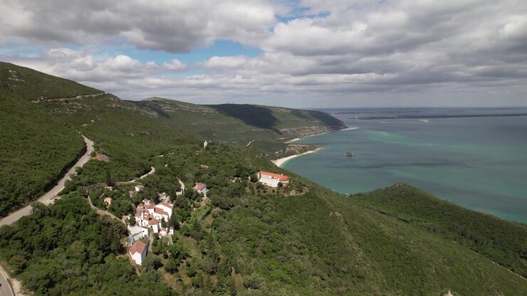 Vista aérea do Parque Natural da Arrábida e do Oceano Atlântico, Portugal 03