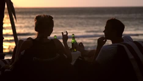 Mann-Und-Frau-Am-Strand-Bei-Sonnenuntergang