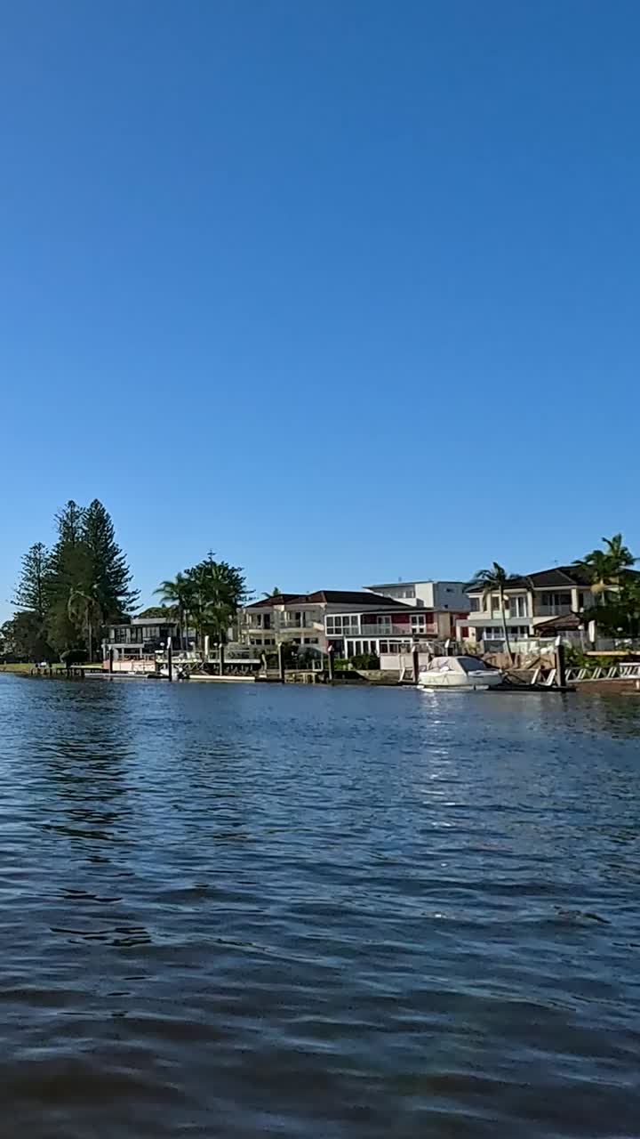 골드 코스트 운하를 가로질러 경치 좋은 보트 타기