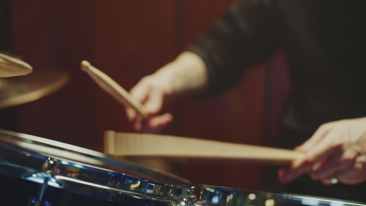 baterista tocando la batería