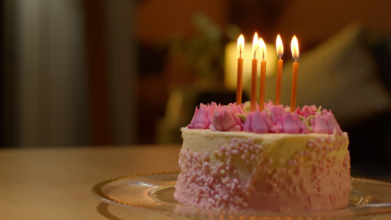 close up de la fiesta de celebración de pastel de cumpleaños decorado con glaseado y velas en la mesa en casa 6