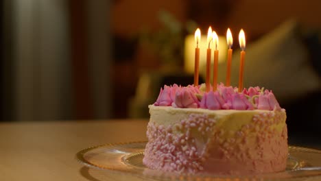 Nahaufnahme-Einer-Party-Feier-Torte-Zum-Geburtstag,-Dekoriert-Mit-Zuckerguss-Und-Kerzen-Auf-Dem-Tisch-Zu-Hause-6