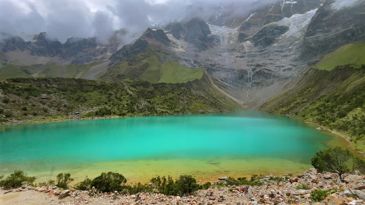 Splendido lago Humantay in Perù con la luce del sole che danza sulle acque turchesi