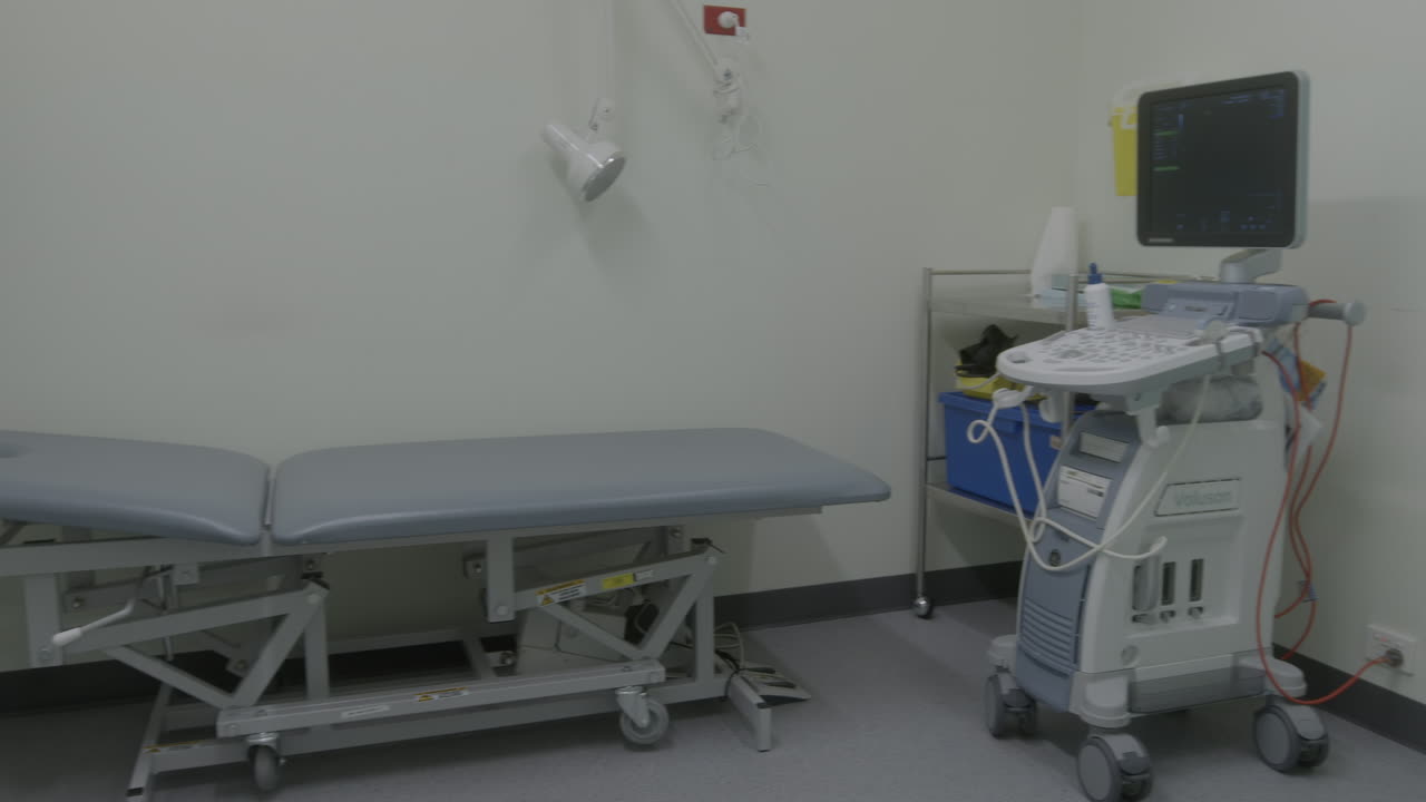 Sala de Consulta Feminina em Hospital com Ultrassom para Bebê.