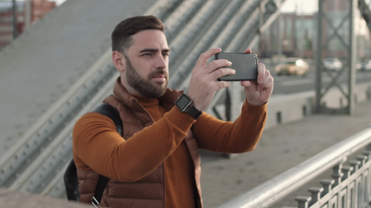 Turista Fotografando de uma Ponte