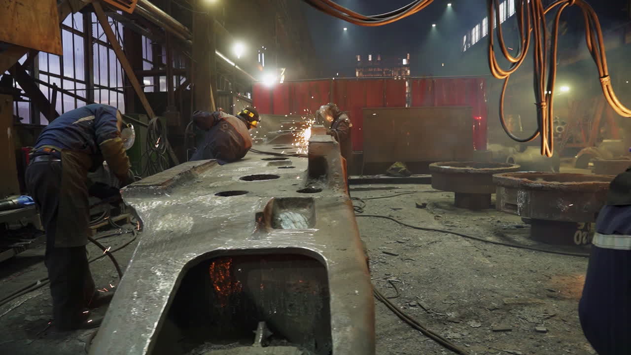 operación de soldadura industrial en una fábrica